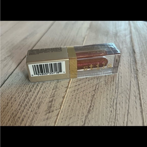 stila Beauty Boss Lip Gloss Mini shade: Elevator Pitch, Lip Plumper - Picture 3 of 4